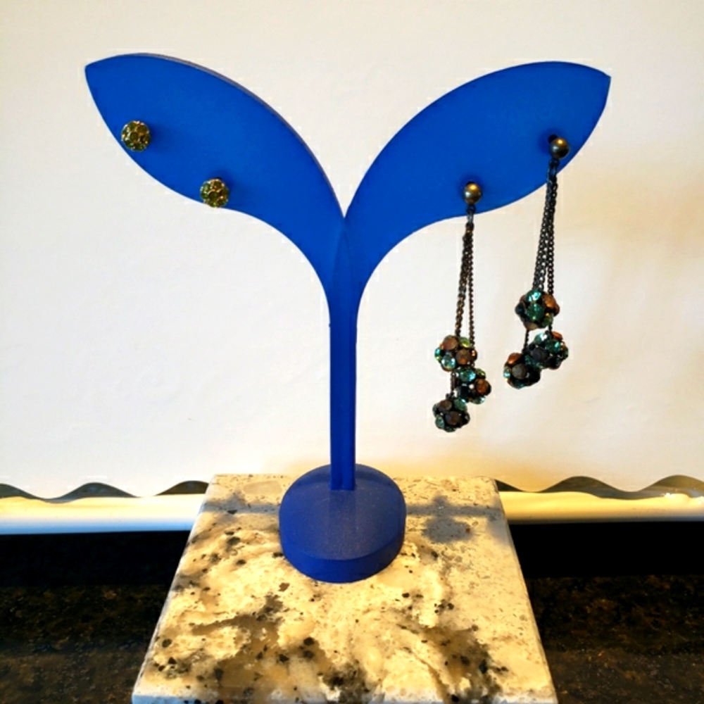 Earrings. 2 pairs.